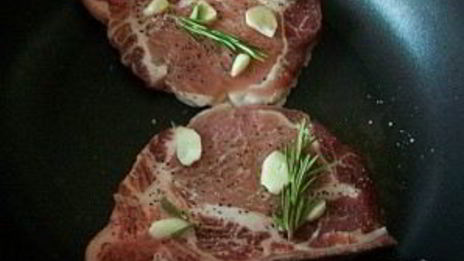 стейк с розмарином на сковороде