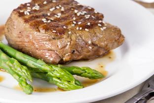 Стейк со спаржей