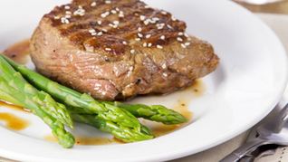 Стейк со спаржей
