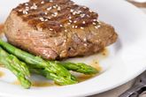 Стейк со спаржей