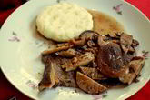 Стейк в соусе из грибов шиитаке