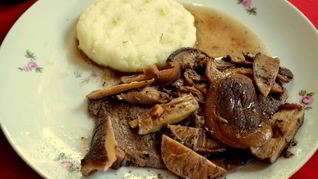 Стейк в соусе из грибов шиитаке