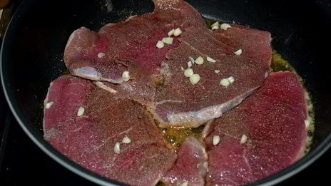 стейк в соусе из грибов шиитаке