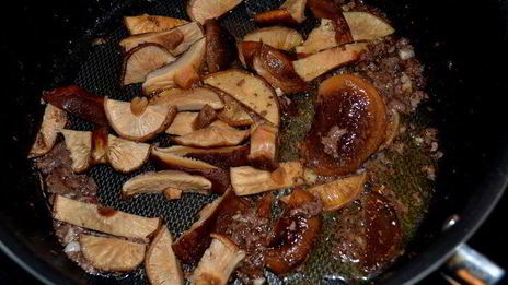 стейк в соусе из грибов шиитаке