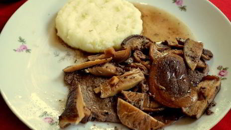 стейк в соусе из грибов шиитаке