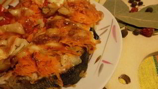 Стейки горбуши, запеченные с овощами