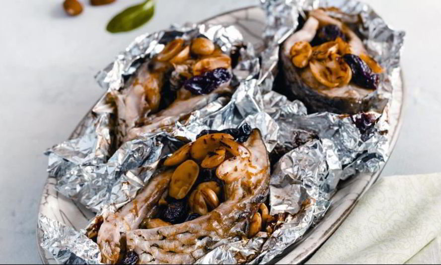 Рецепт стейки из карпа с изюмом и миндалем