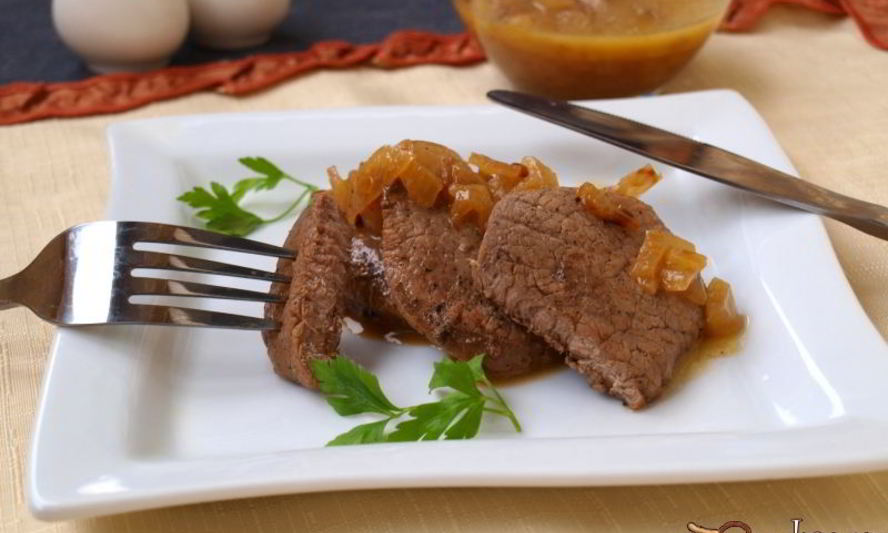 Рецепт стейки из свинины с луковым соусом