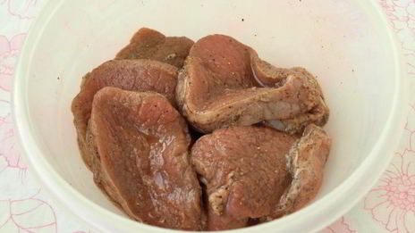 стейки из свинины с луковым соусом