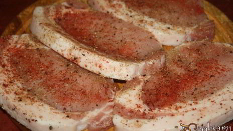 стейки из свиной корейки в сухом маринаде на решетке на мангале