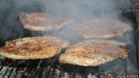 стейки из свиной корейки в сухом маринаде на решетке на мангале
