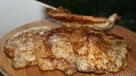 стейки из свиной корейки в сухом маринаде на решетке на мангале