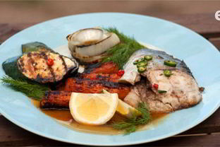 Стейки из толстолобика с овощами гриль