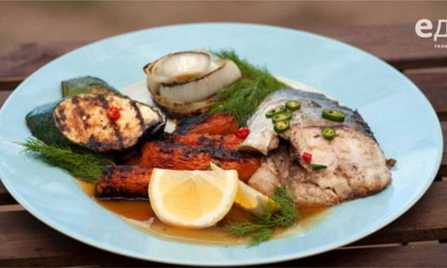 Рецепт стейки из толстолобика с овощами гриль