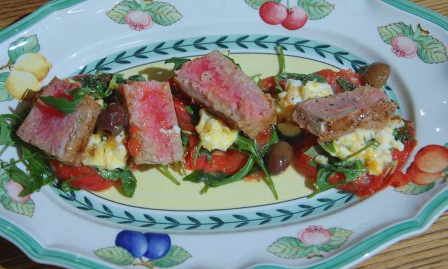Рецепт стейки из тунца с помидорами, яйцами и руколой