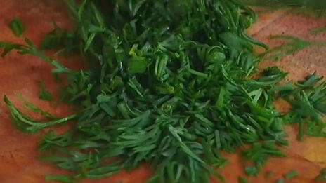 стейки из тунца с помидорами, яйцами и руколой