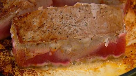 стейки из тунца с помидорами, яйцами и руколой