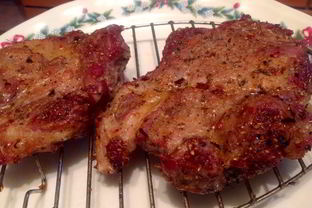 Свиной стейк на решетке