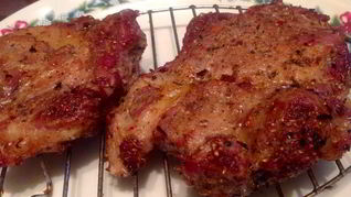 Свиной стейк на решетке