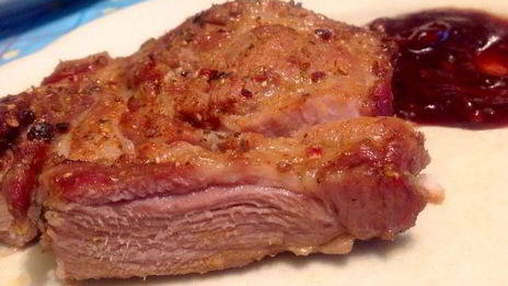 свиной стейк на решетке