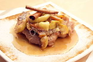 Свиной стейк на сковороде в яблочном соусе