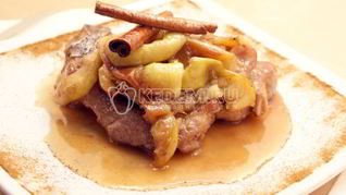 Свиной стейк на сковороде в яблочном соусе