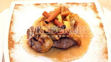 свиной стейк на сковороде в яблочном соусе