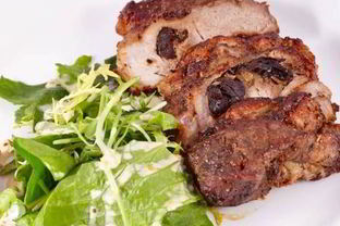 Свиной стейк со сливовой начинкой