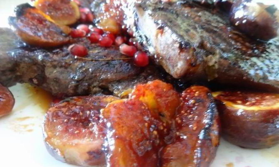 Рецепт свиные стейки гриль под винным маринадом с инжирным соусом