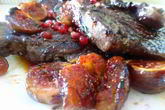 Свиные стейки гриль под винным маринадом с инжирным соусом