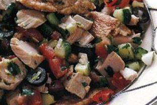 Тунисский фатуш со стейком из тунца