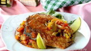 Жареные стейки кефали с овощами