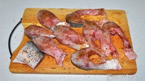 жареные стейки толстолобика