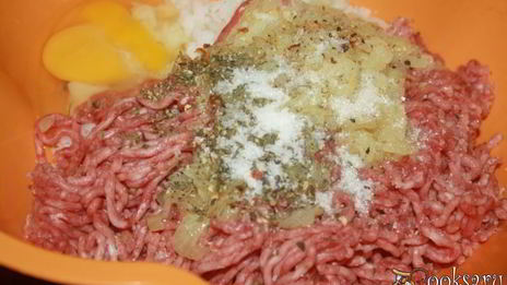 говяжьи тефтели с жареным луком