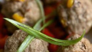 Куриные тефтельки с кукурузой и ананасами