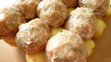 куриные тефтельки, запеченные с молодым картофелем