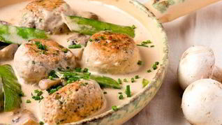 Мясные тефтели в грибном соусе