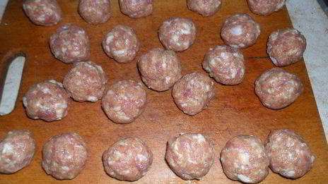 тефтели по-домашнему с шалфеем в томатном соусе