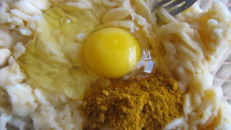 тефтели с бананами, кешью и карри с манговым соусом