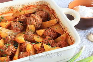 Тефтели с картошкой в соусе в духовке