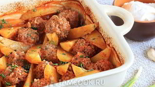 Тефтели с картошкой в соусе в духовке