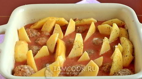 тефтели с картошкой в соусе в духовке