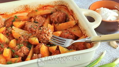 тефтели с картошкой в соусе в духовке