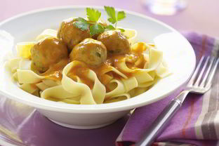 Тефтели со сметанным и томатным соусом