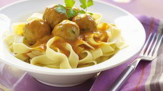 Тефтели со сметанным и томатным соусом