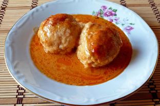 Тефтели в кастрюле с рисом в подливе