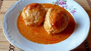 Тефтели в кастрюле с рисом в подливе