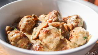 Тефтели в сливочно-грибном соусе