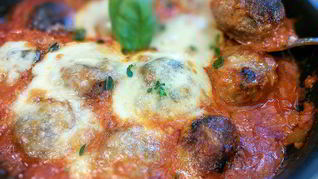Тефтели, запеченные с моцареллой