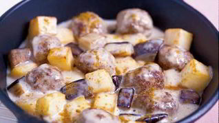 Жареные баклажаны и картофель с острыми тефтельками